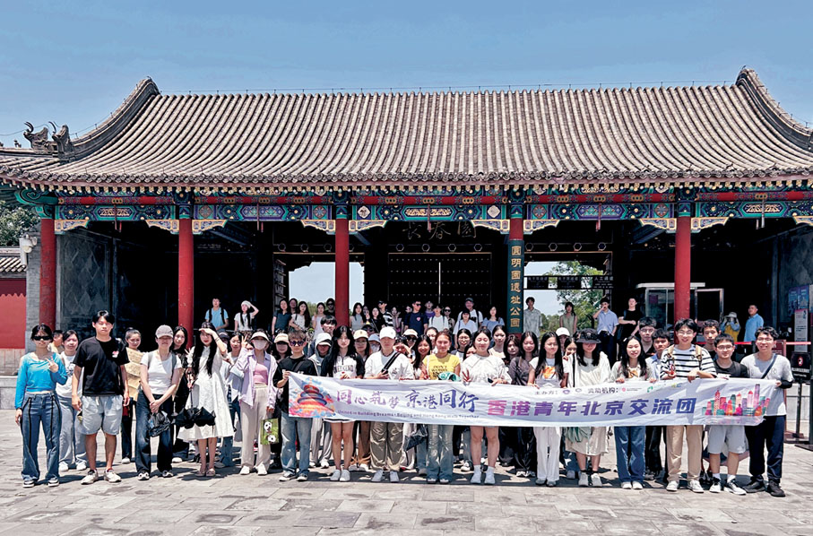 ●團員們在圓明園門前合影。