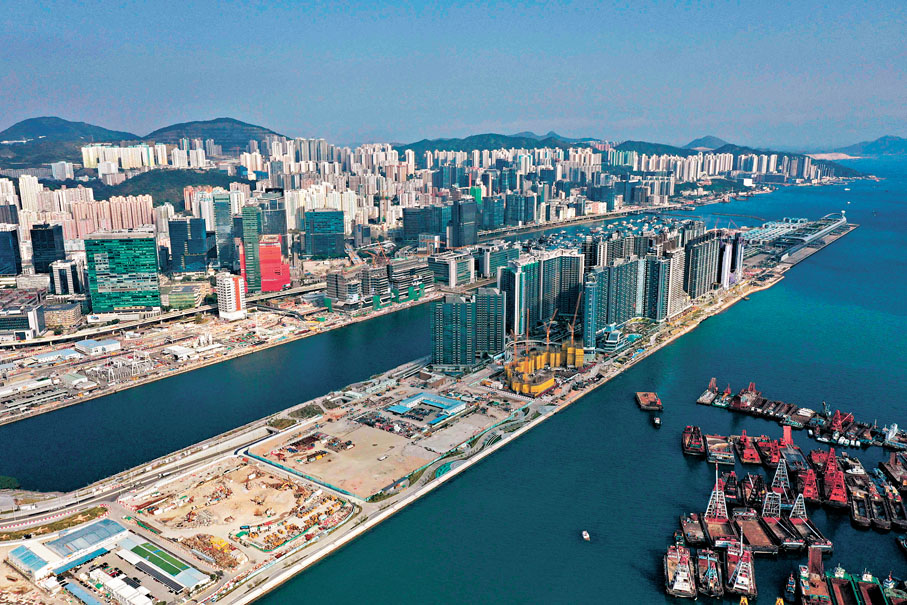 ●多重利好疊加,地產界預期香港下半年樓價有望觸底反彈3%至6%。圖為舊啟德機場跑道區新樓盤。資料圖片