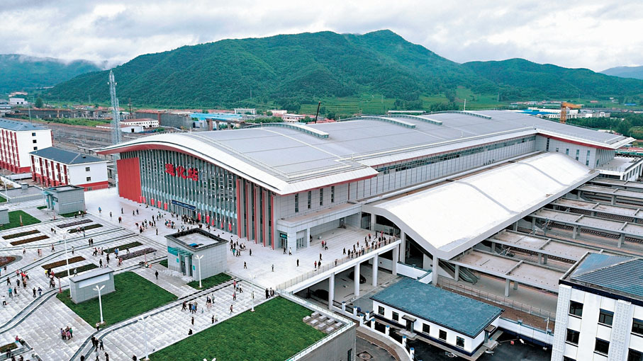 ●【新站】6月30日,由中鐵十四局承建的瀋白高鐵通化站開通運營。圖為旅客進出新通化站。新華社