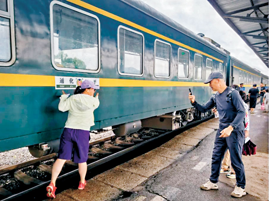 ●市民為通化老火車站的「末班車」告別送行。香港文匯報長春傳真