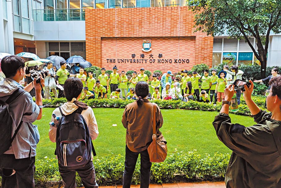 ●香港的大學逐漸成為內地學生高考之外的新賽道。圖為遊學團在港大校園內打卡。資料圖片