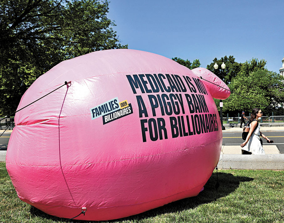 ●美民眾在用粉紅豬氣球抗議削減Medicaid資金。 路透社
