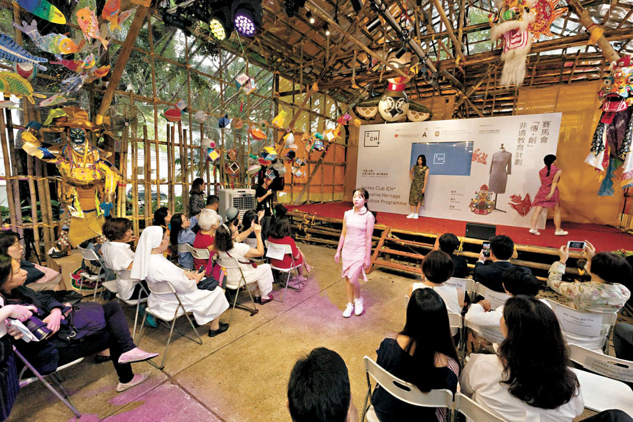 ●首屆周年畢業展於荃灣三棟屋博物館舉行,學生穿上自製長衫化身模特,穿梭於巨型棚架舞台之中。賽馬會「傳·創」非遺教育計劃供圖
