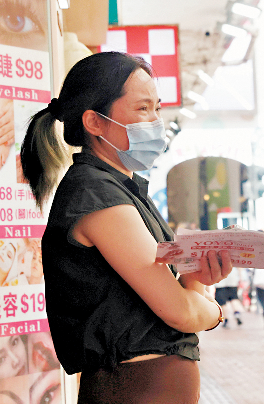 美容院店員周小姐：「粵車南下」有助提振香港零售業，自駕來港的內地旅客可購買大件商品，進入市區可增加人流，人旺財自旺。