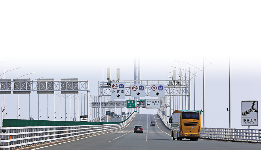 ●港車、粵車即將實現雙向奔赴。圖為港珠澳大橋珠海段往香港方向。 資料圖片