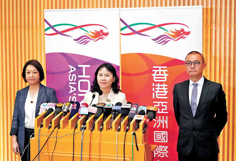 ●陳美寶（中）昨日在記者會上宣布，「粵車南下」香港爭取今年11月起實施。 香港文匯報記者曾興偉 攝