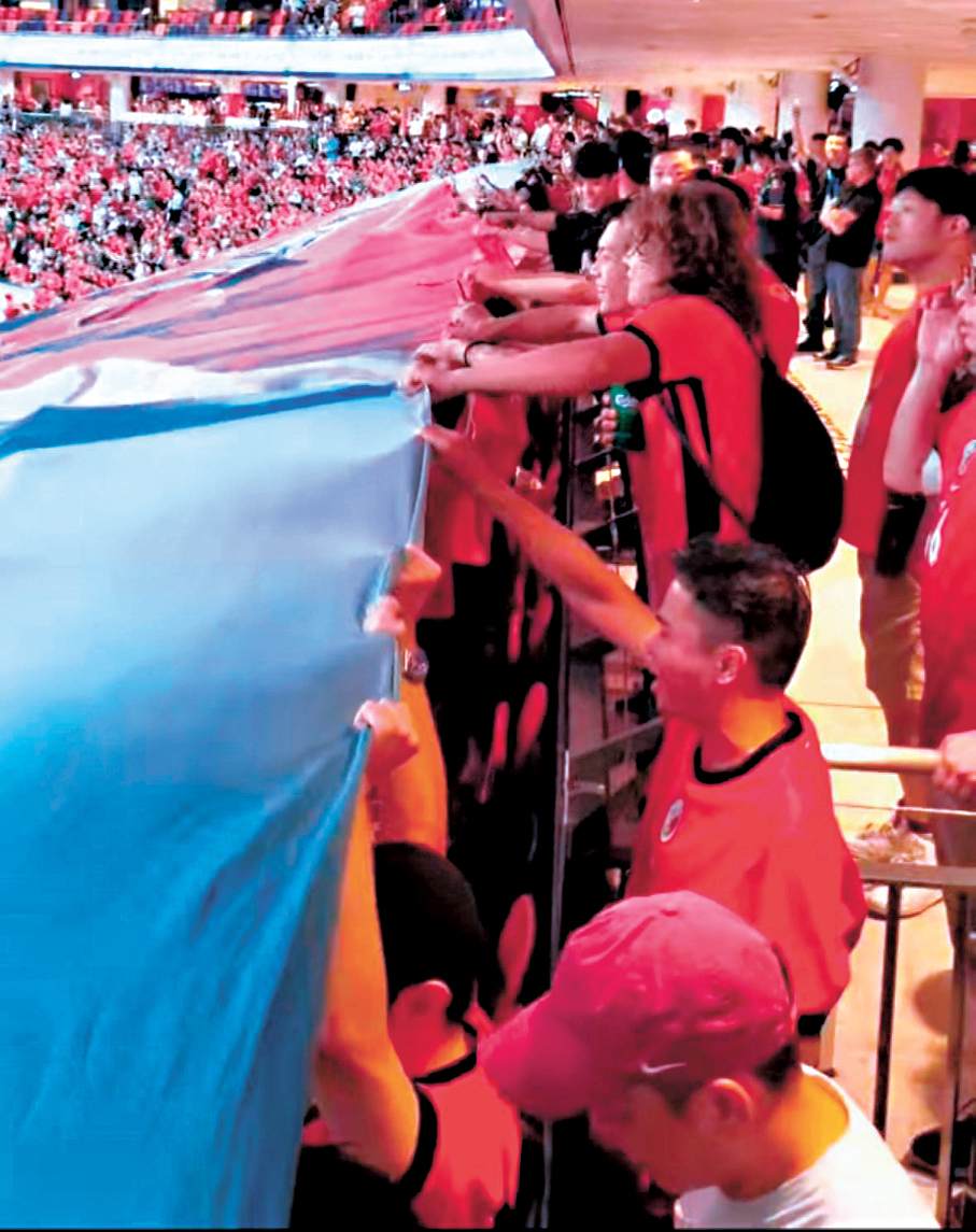 ●球迷自發在觀眾席上方拉住Tifo，令足總市場部經理Eowyn印象深刻。 網上截圖