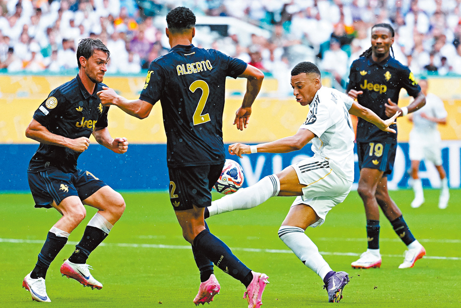 ●麥巴比（右二）病癒復出後備入替。  新華社