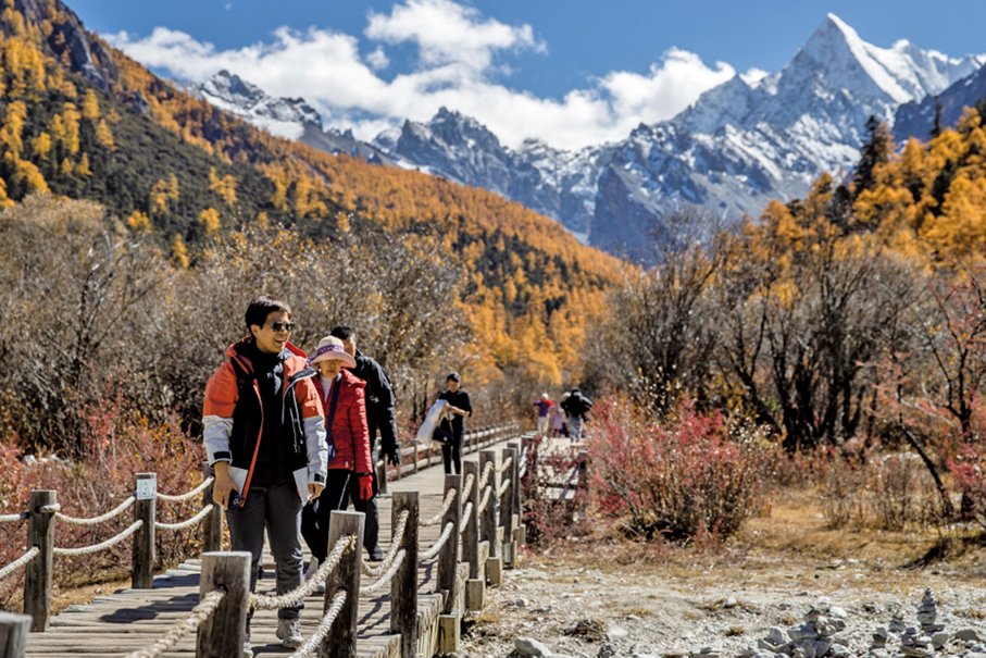 ●稻城縣全面啟動環亞丁交旅融合建設，圖為遊客在稻城亞丁景區遊覽。 （新華社）