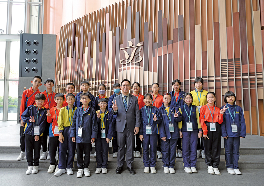 ●2025年4月2日，劉業強帶領小學生參觀立法會綜合大樓，向他們講解立法會的歷史與職能。