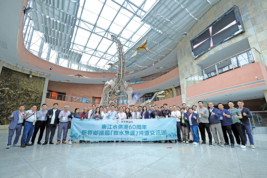 ●2025年4月18日，新界鄉議局舉辦「飲水思源河源交流團」，劉業強（前排左12）率領鄉議局約50名成員，赴廣東省河源市，開展考察交流活動。