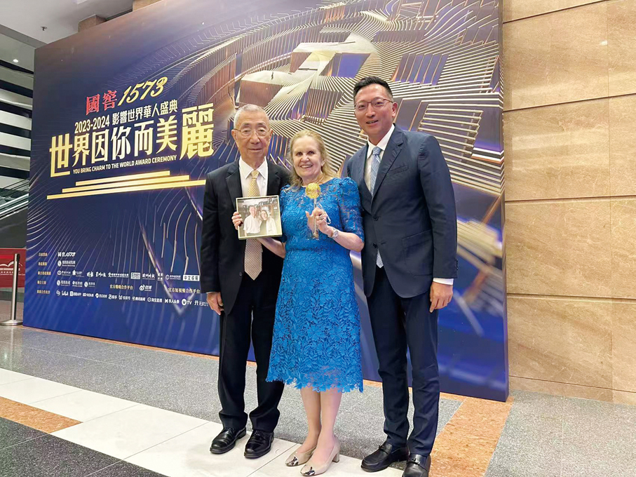 ●2024年6月28日，劉紀明（右一）出席「影響世界華人盛典」，祝賀諾貝爾物理學獎獲得者、物理學家丁肇中（左一）獲「影響世界華人終身成就大獎」。