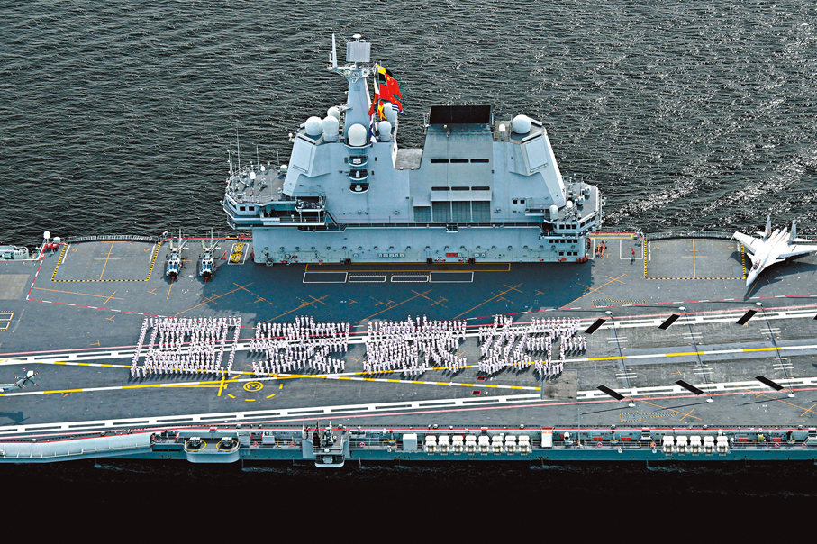 ●身穿白色軍裝的山東艦官兵，列隊排出「國安家好」四個大字。 