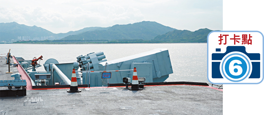 左後武器舷台  武器舷台是航母自防禦武器系統的發射部位，用於構成航母火力攔截網，能有效保護航母的安全