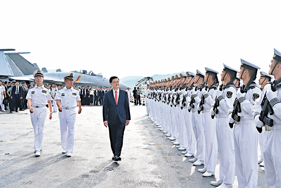 ●行政長官李家超（左三）昨日出席山東艦甲板招待會，並在甲板上檢閱儀仗隊。