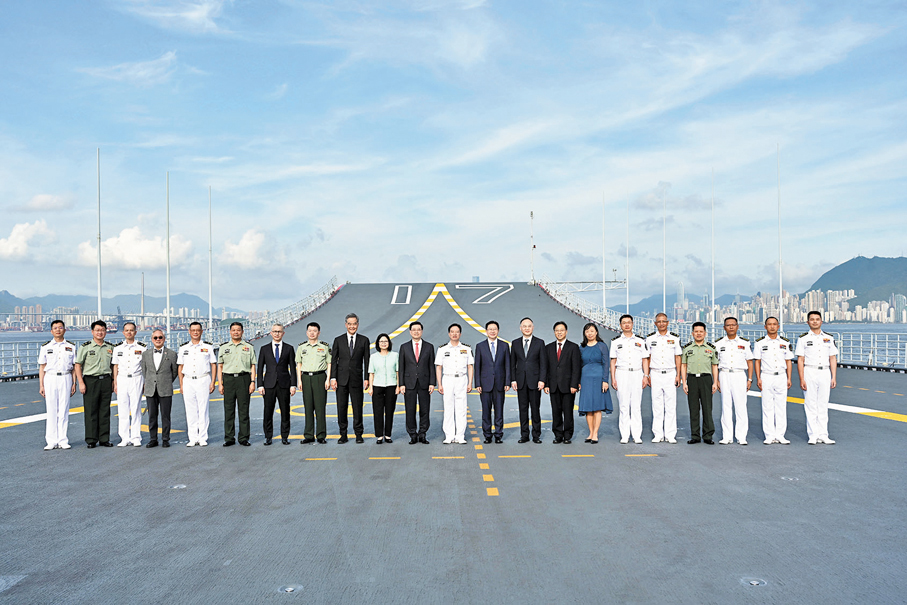 ●李家超等政要昨日出席山東艦航母甲板招待會。