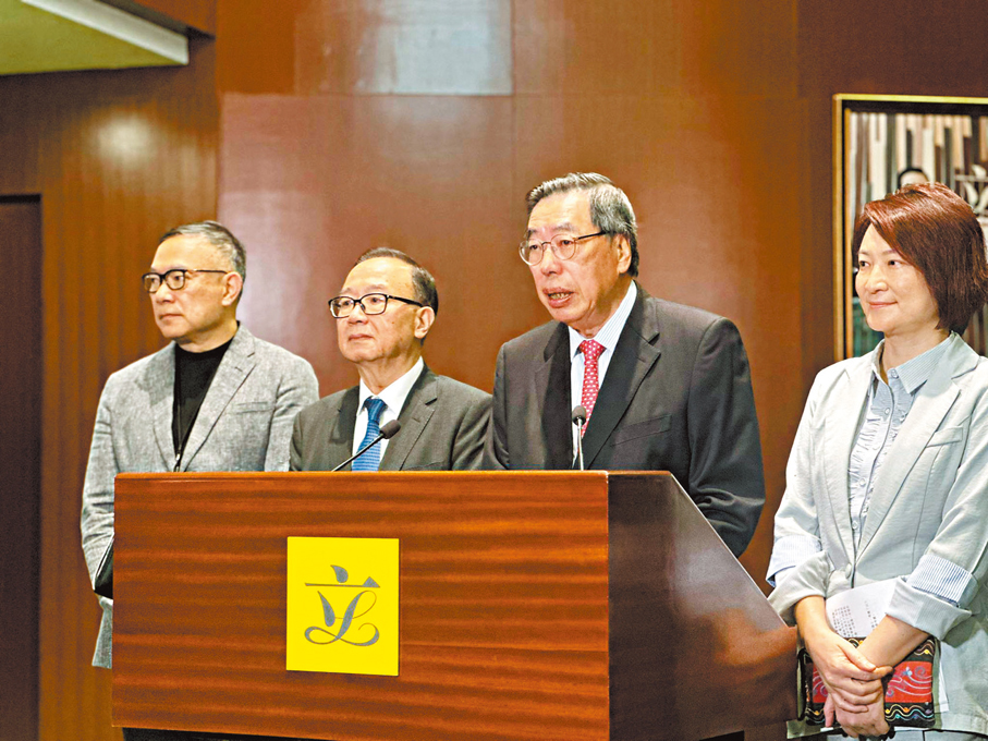 ●梁君彥（右二）昨日向傳媒交代制訂《立法會議員守則》的最新進展。香港文匯報記者胡恬恬  攝