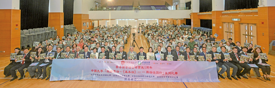 ●現場嘉賓與全場得獎學生和家長合照。