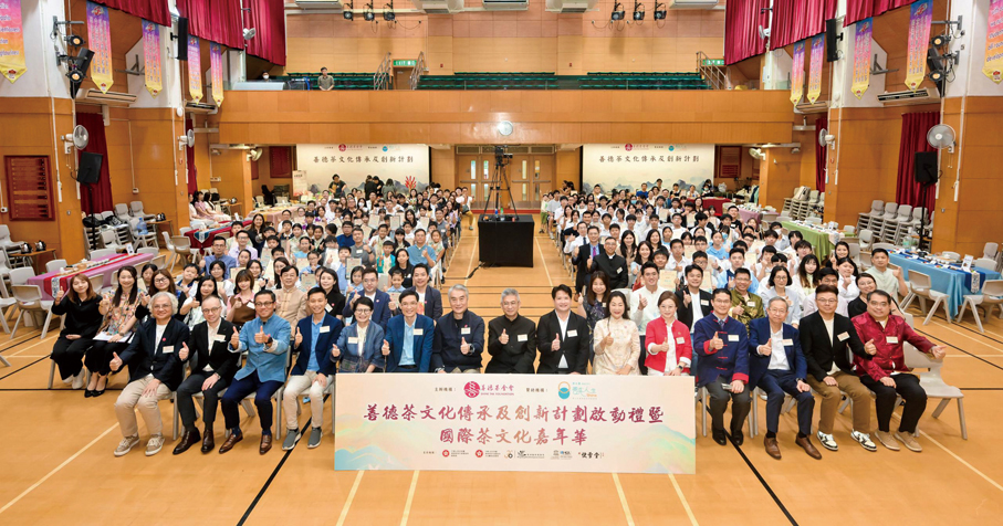 ●主禮嘉賓和全場超過200位師生和家長大合照。