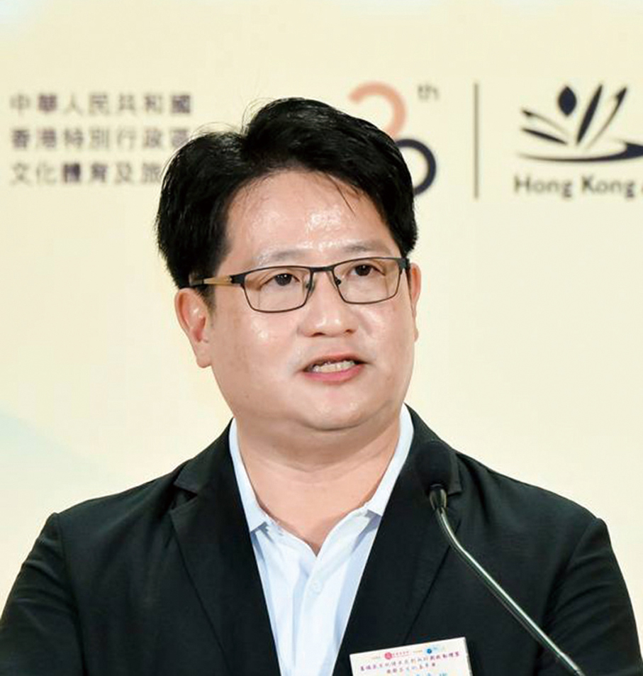 華人永遠墳場管理委員會外部事務委員會主席陳博智致辭：華永會服務社會逾百載，近年秉持「永懷人生」及「善亮人生」理念，創新設施服務外更推動正向生命教育，累捐逾11億惠社群。本年度贊助善德基金會推行「茶文化傳承及創新計劃」，拓展至全港中小學及國際學校，以茶修身、明德陶鑄民情，引領反思生命價值。國際茶文化嘉年華透過茶禪展演推廣孝善文化，未來將持續支持非牟利團體，用心貢獻社會。