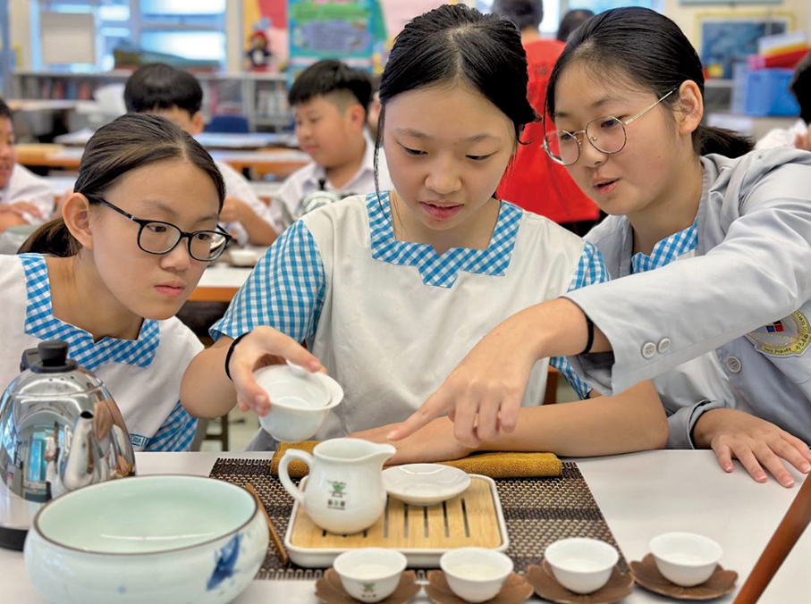 ●在課程中同學認真賞茶葉、聞茶香、觀茶色、品茶湯。