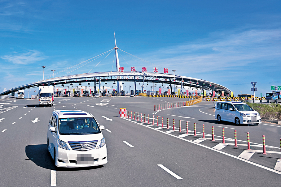 ●陳美寶昨日強調，有關「粵車南下」安排既進取亦謹慎，能確保計劃暢順，希望試驗整個系統對接及配套流程。圖為車輛駛經港珠澳大橋。  資料圖片