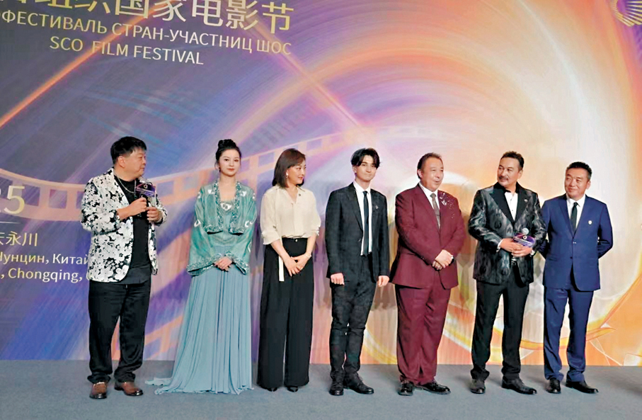 ●新疆電影《巴扎喜事》主創團隊見傳媒。  孟冰 攝