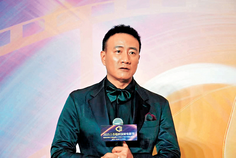 ●胡軍回憶起他參演的、中國與哈薩克斯坦合拍故事片《音樂家》。  孟冰 攝