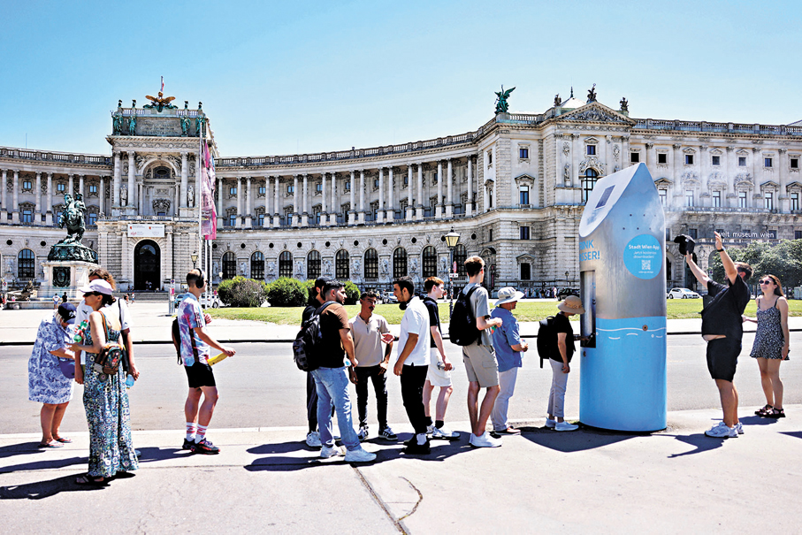 ●奧地利維也納市民及遊客排隊取飲用水。 路透社