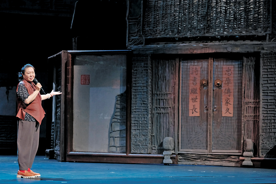 ●田沁鑫向大家展示舞台上復刻的小羊圈胡同。