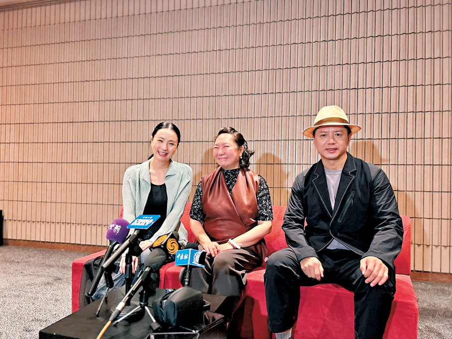 ●（左起）陶虹、田沁鑫與段奕宏接受記者訪問。  記者胡茜 攝