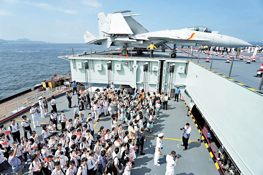 ●學生們搭上殲-15戰機同款升降機,從機庫上升到飛行甲板。大公文匯全媒體記者蔡文豪 攝
