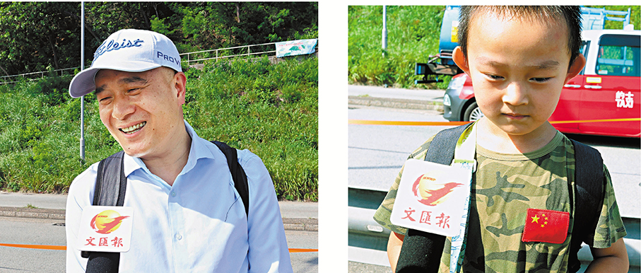 ●市民胡先生帶兒子(右圖)專程從深圳趕來。 香港文匯報記者北山彥 攝