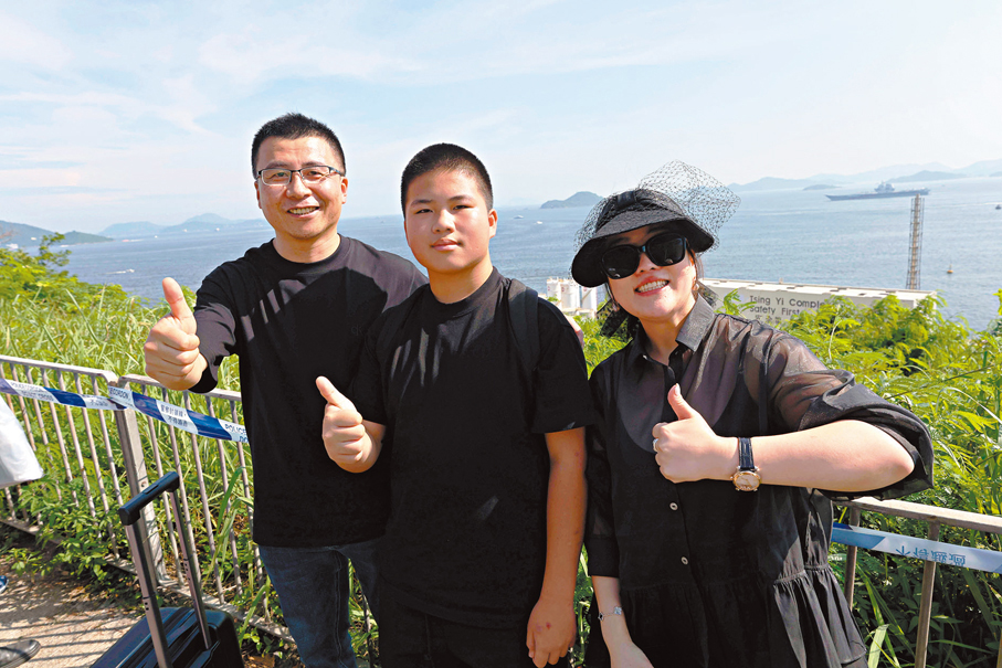 ●從上海趕來的中學生黃爾一家。 香港文匯報記者北山彥 攝