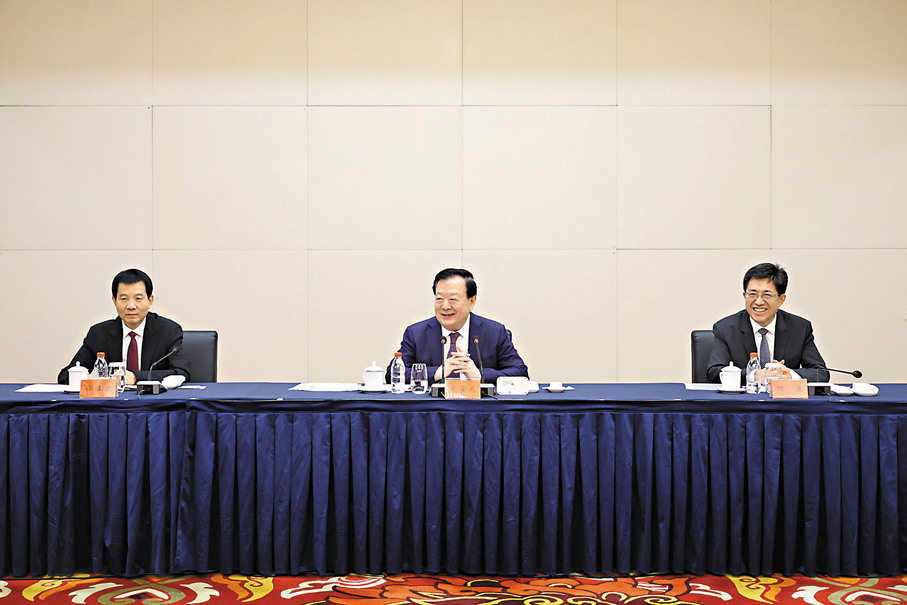●7月4日上午,中央港澳工作辦公室主任、國務院港澳事務辦公室主任夏寶龍在京看望出席全國青聯十四屆全委會的港澳地區特邀委員並與大家座談交流。左起:徐啟方、夏寶龍、阿東。