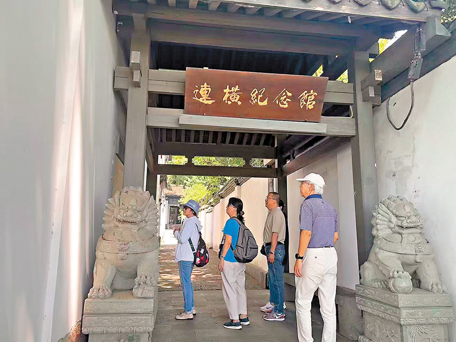 ●7月4日,台灣抗日志士親屬協進會參訪團到訪杭州連橫紀念館。 中新社