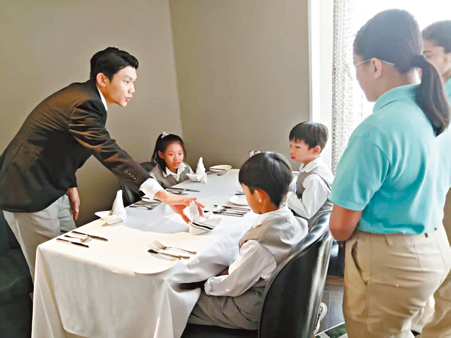 ●小朋友學餐桌禮儀
