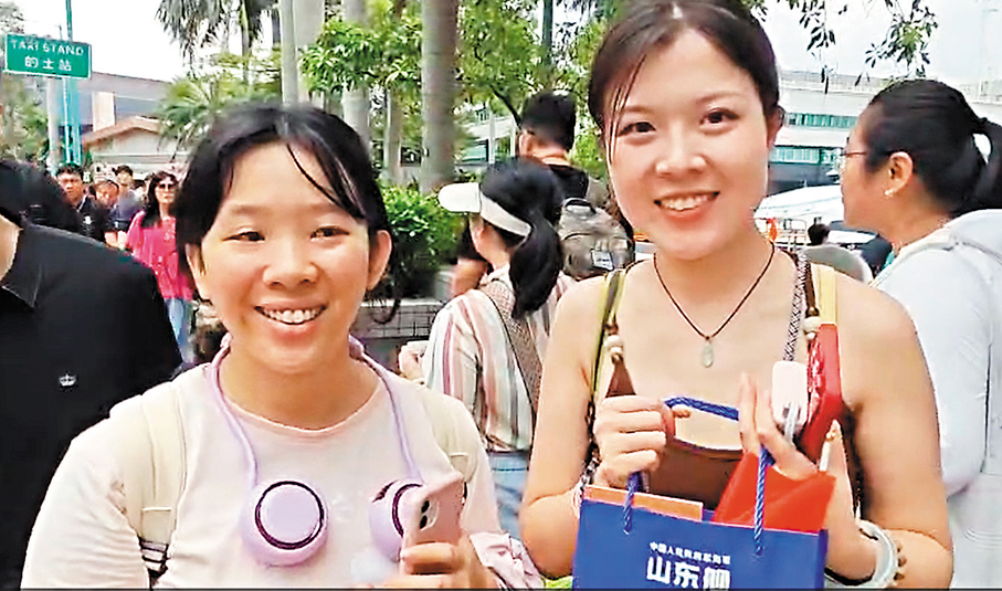 ●山東妹子黃小姐(右)和朋友崔小姐結伴參觀山東艦。 香港文匯報記者劉友光  攝