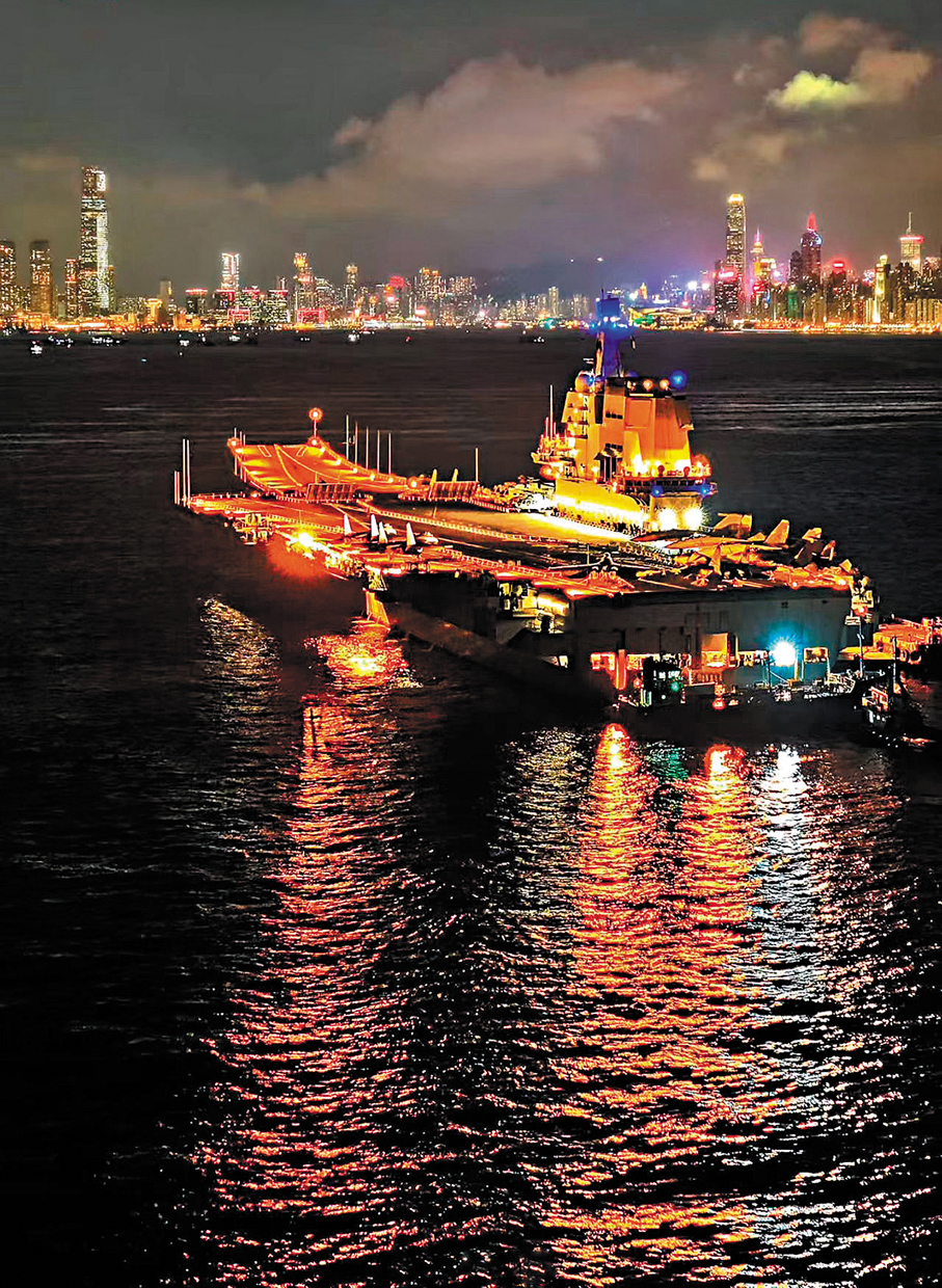 ●華燈初上，山東艦停泊維港，大國重器溫柔守護，東方之珠璀璨長明。 中國軍號微博賬號圖片