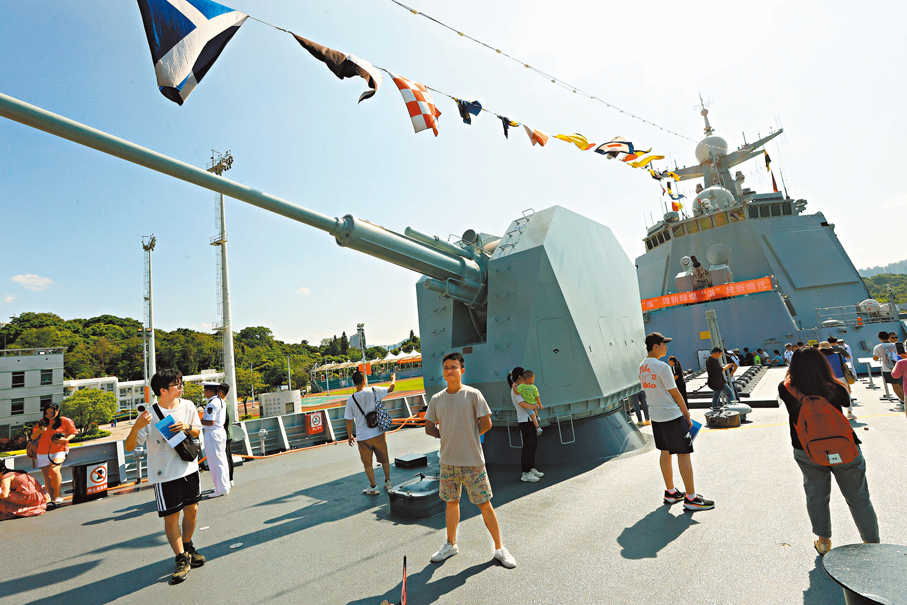 ●市民在湛江艦主炮前打卡。