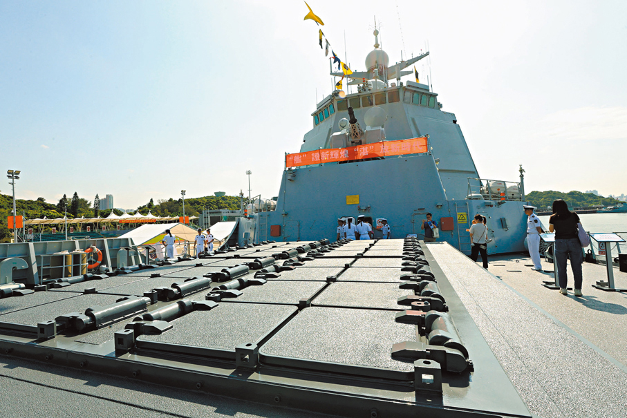 ●湛江艦的通用導彈垂直發射系統。