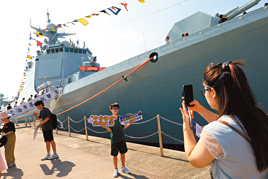 ●小朋友在登上湛江艦前打卡。