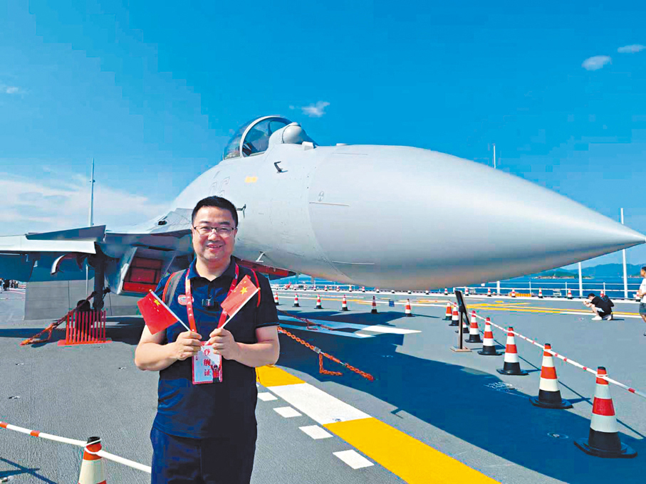 ●尚海龍與殲-15T合影。 尚海龍Fb圖片