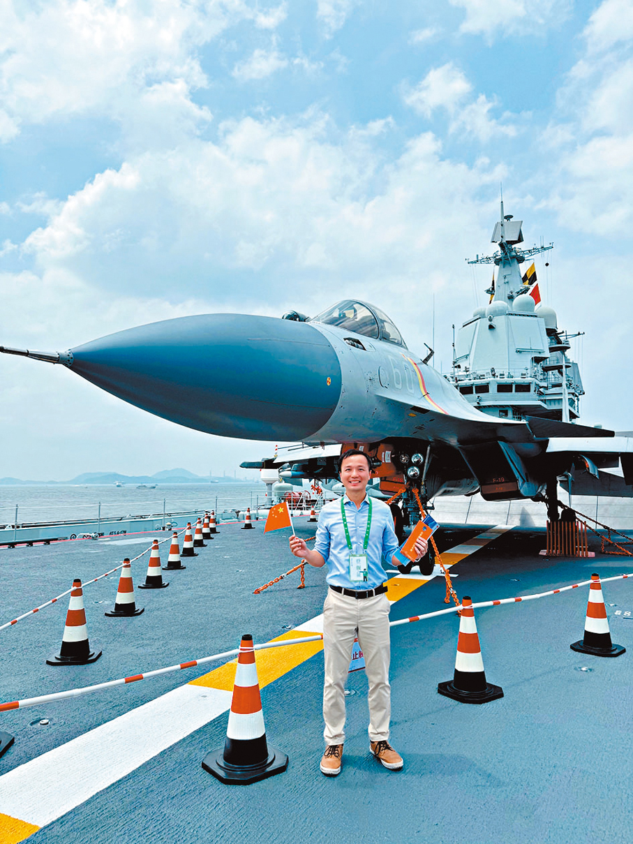 ●余邵倫與殲-15合影。 余邵倫Fb圖片