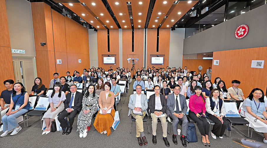 ●律政司昨日正式開展第三階段的「傳承共建  法治社會」法治教育領袖培訓計劃基礎課程。