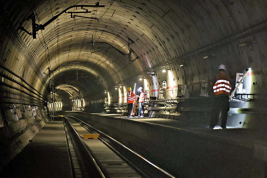 ●在隧道範圍內施工，工程團隊需有精密規劃及嚴謹施工。 香港文匯報記者曾興偉  攝