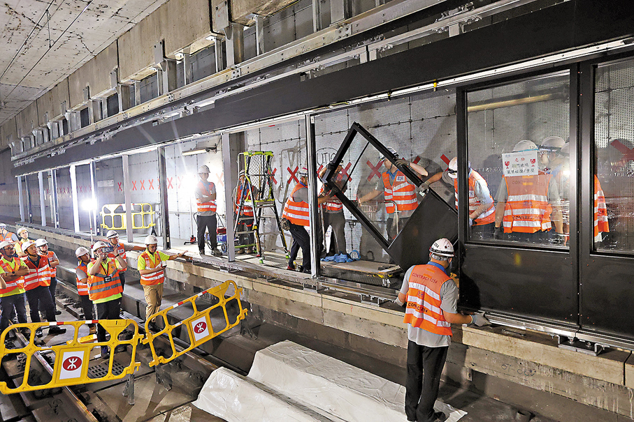 ●羅廸高坦言，在隧道安裝月台幕門頗具挑戰性，團隊須遵從嚴格指引，確保不會對現有鐵路設施造成影響。 香港文匯報記者曾興偉  攝