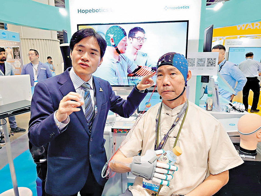 ●樂希機械人創辦人之一、香港中文大學生物醫學工程系系主任湯啟宇介紹HandTasker如何幫助中風患者。香港文匯報記者岑健樂  攝