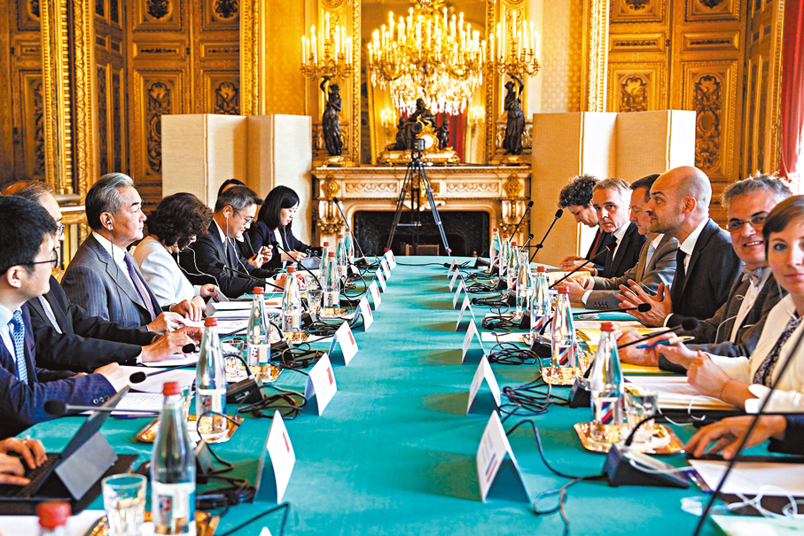 ● 當地時間7月4日，中共中央政治局委員、外交部長王毅在巴黎同法國外長巴羅會談。 新華社