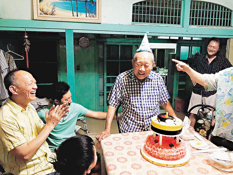 ●金英（左三）生前與家人一起辦生日宴，左一為金英兒子金士傑。